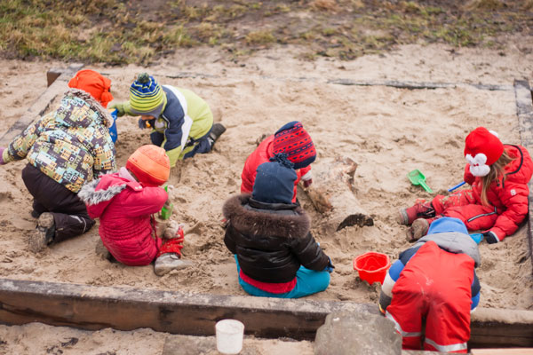 Holzspielzeug und spielende Kinder